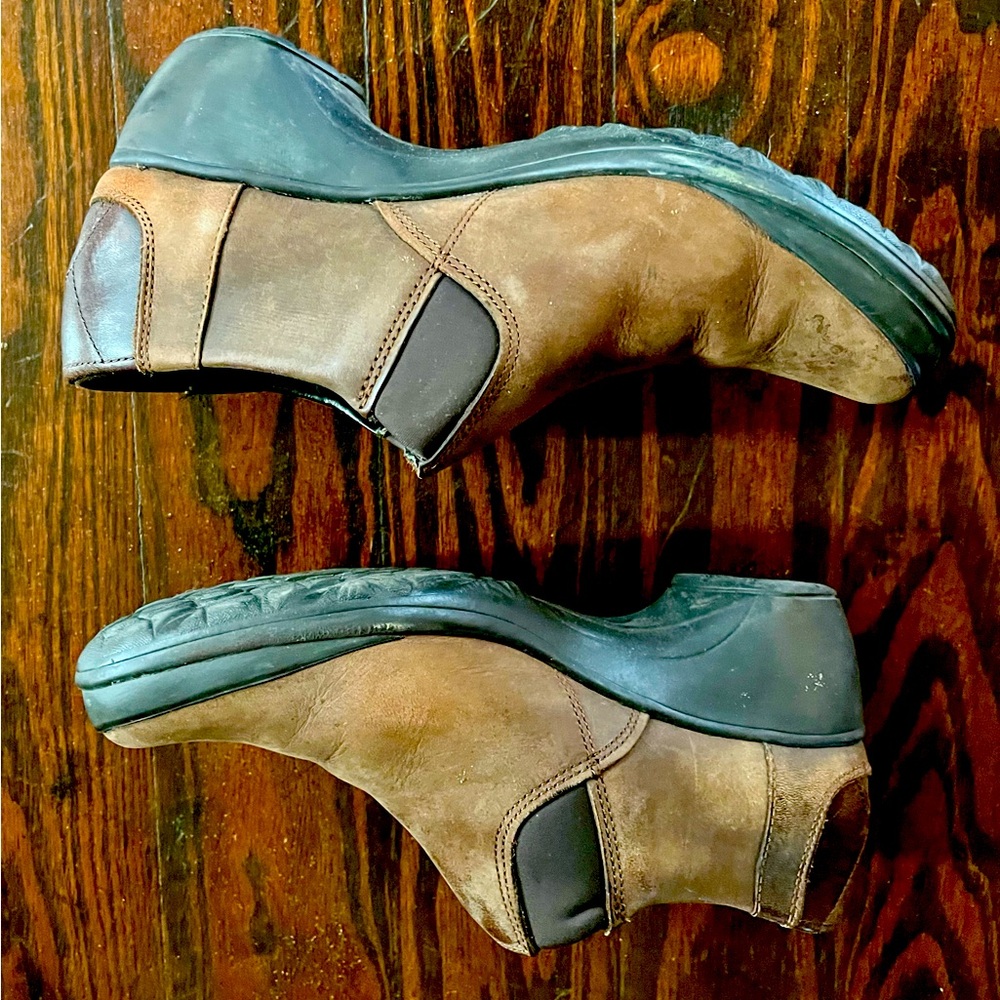 Gently used Merrell leather and suede shooties. Very smart!
